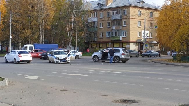 В Ухте Touareg врезался в патрульную машину