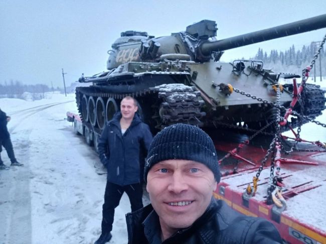Жители Коми заметили на трассе в сторону Ухты танк, который везут на трале. Фотофакт